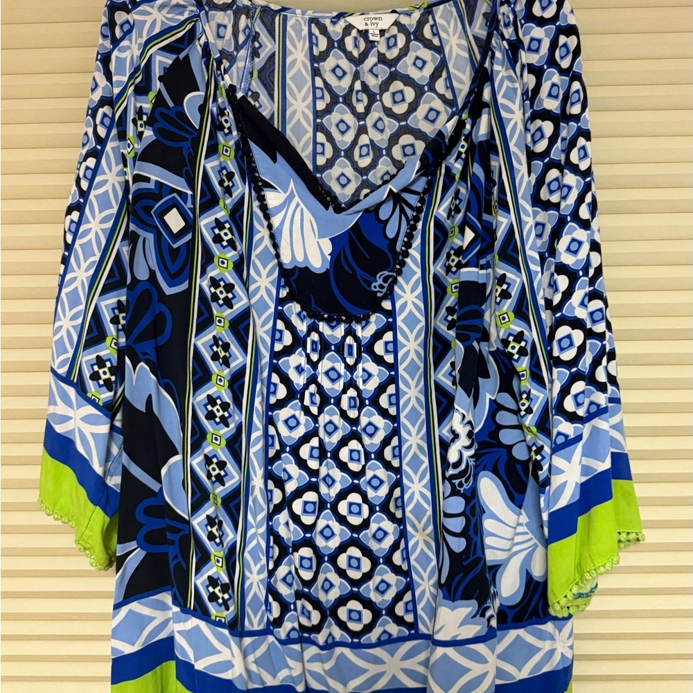 Crown & Ivy Blue and White Graphic Blouse